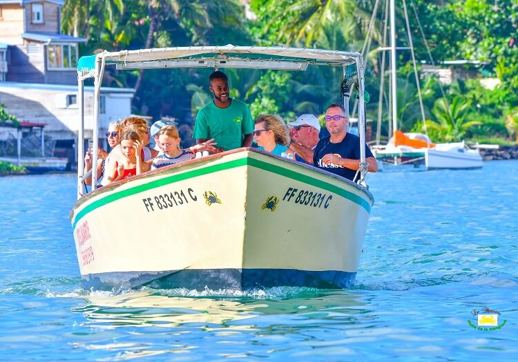 Vu de face d'un bateau du Mantou en début de visite